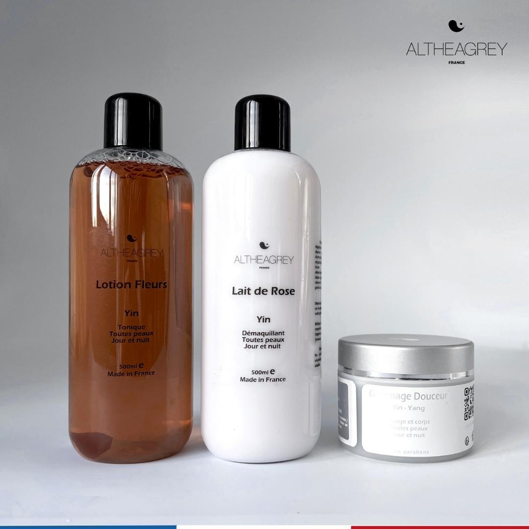 Un nettoyage et un gommage de la peau doux et Un nettoyage et un gommage de la peau doux et